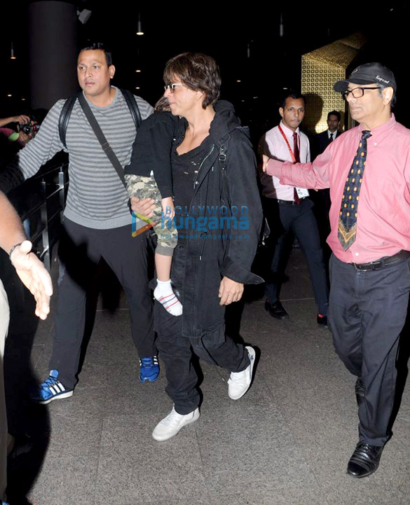 shah rukh khan snapped arriving from london 4