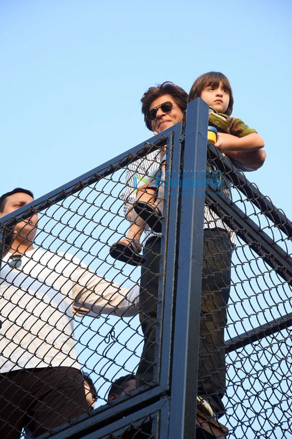 shah rukh khan waves to fans from mannat on his 52nd birthday 1 2
