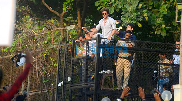 shah rukh khan waves to fans from mannat on his 52nd birthday 6