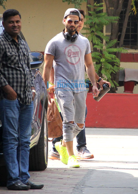 shahid kapoor snapped at the gym 1
