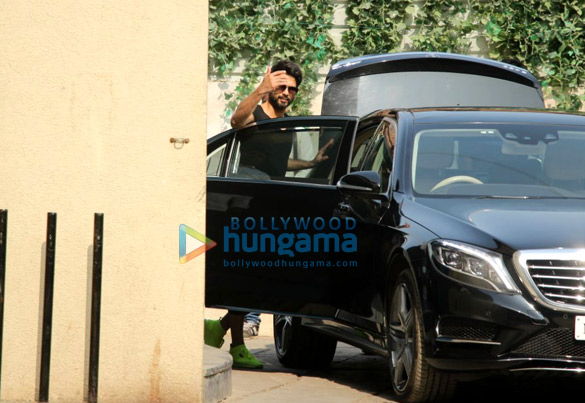 shahid kapoor spotted after his gym session in bandra 4