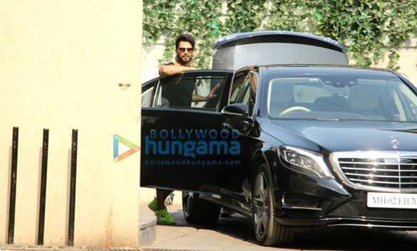 shahid kapoor spotted after his gym session in bandra 5