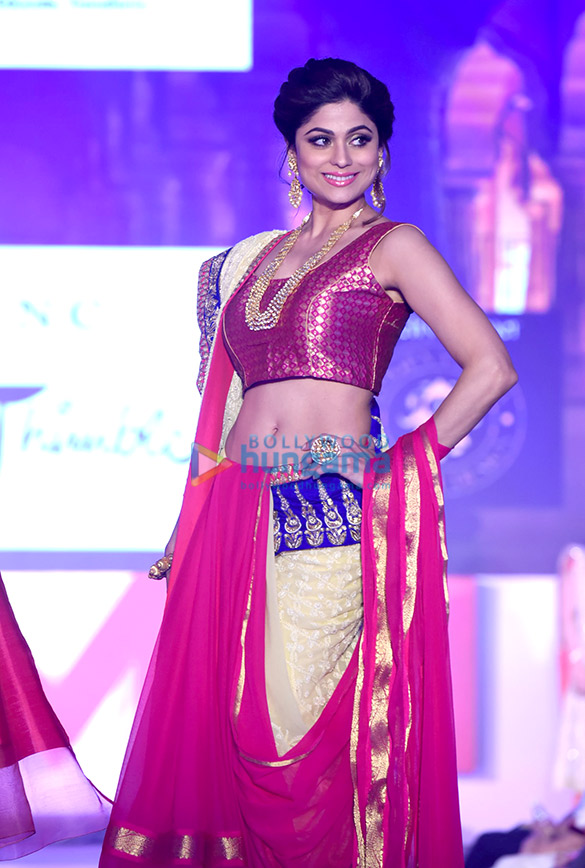 shamita shetty and sayami kher walk for roopa vohra 5