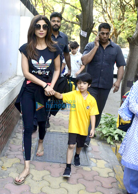 shilpa shetty snapped with her son viaan in juhu 5