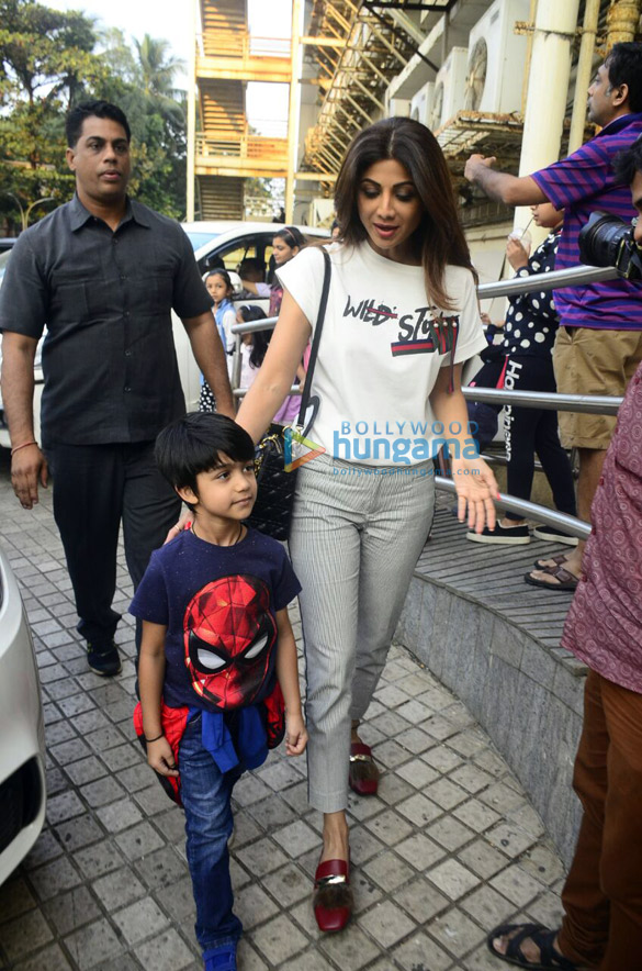 shilpa shetty spotted with son at pvr juhu 5