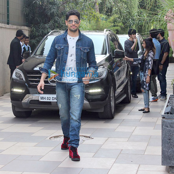 sidharth malhotra and sonakshi sinha visit gauri khans store 1