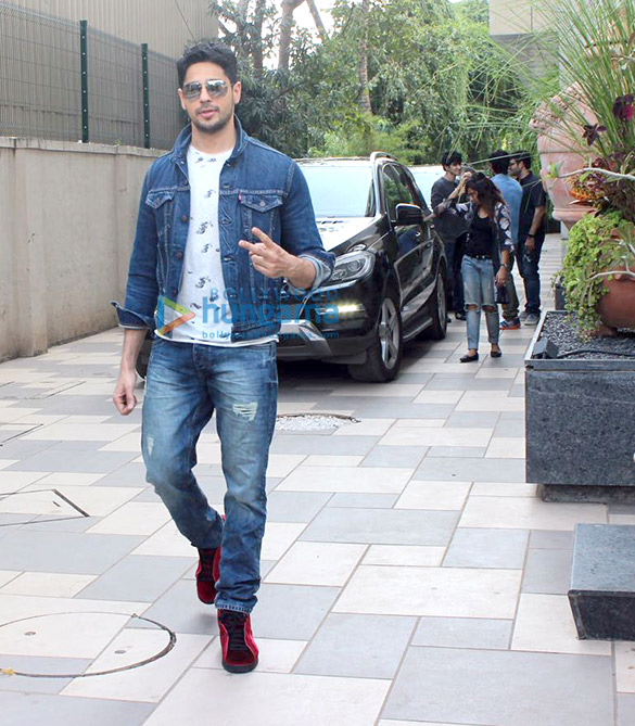 sidharth malhotra and sonakshi sinha visit gauri khans store 3