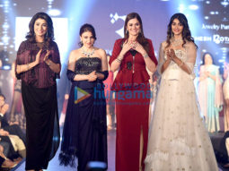 Soha Ali Khan, Pooja Hegde walks for Rebecca Dewan