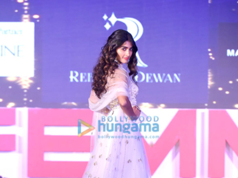 Soha Ali Khan, Pooja Hegde walks for Rebecca Dewan