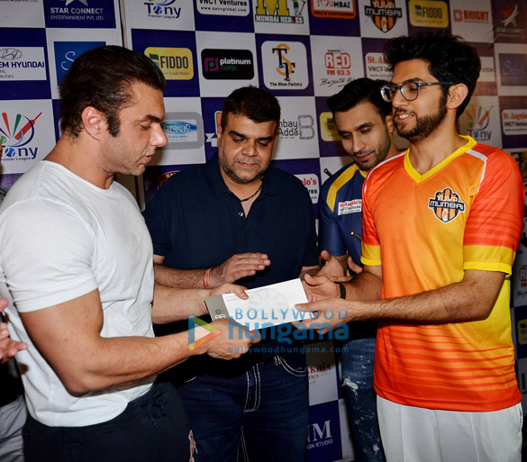 sohail khan and aditya thackeray at a tony premier league match 1