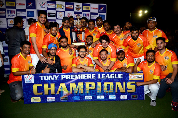 sohail khan and aditya thackeray at a tony premier league match 2