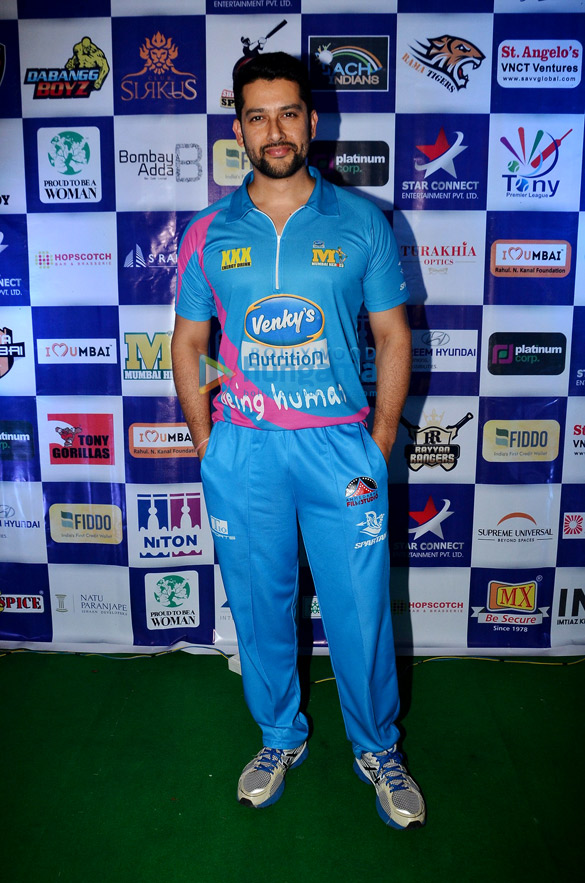 sohail khan and aditya thackeray at a tony premier league match 6