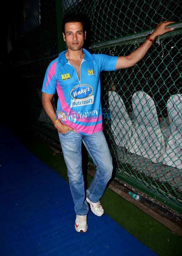 sohail khan and aditya thackeray at a tony premier league match 8