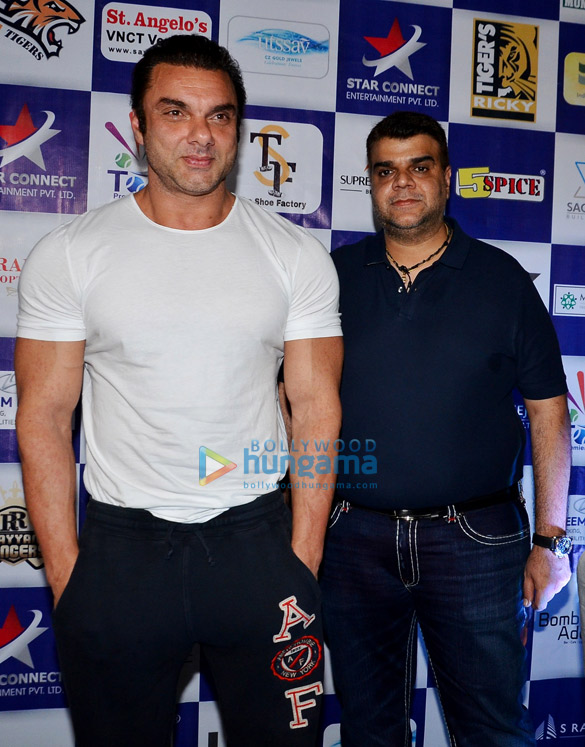 sohail khan and aditya thackeray at a tony premier league match 9