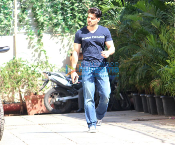 sooraj pancholi and shahid kapoor spotted at the gym 2