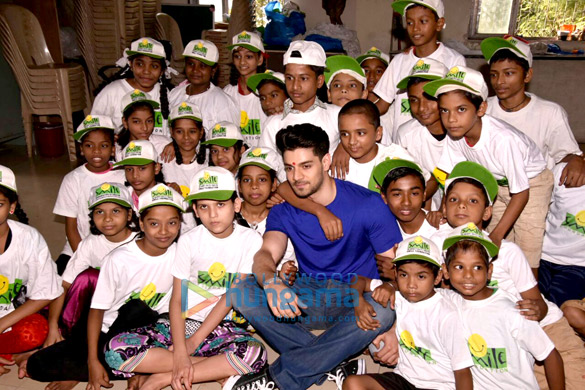 sooraj pancholi celebrates his birthday with kids from smile foundation 2