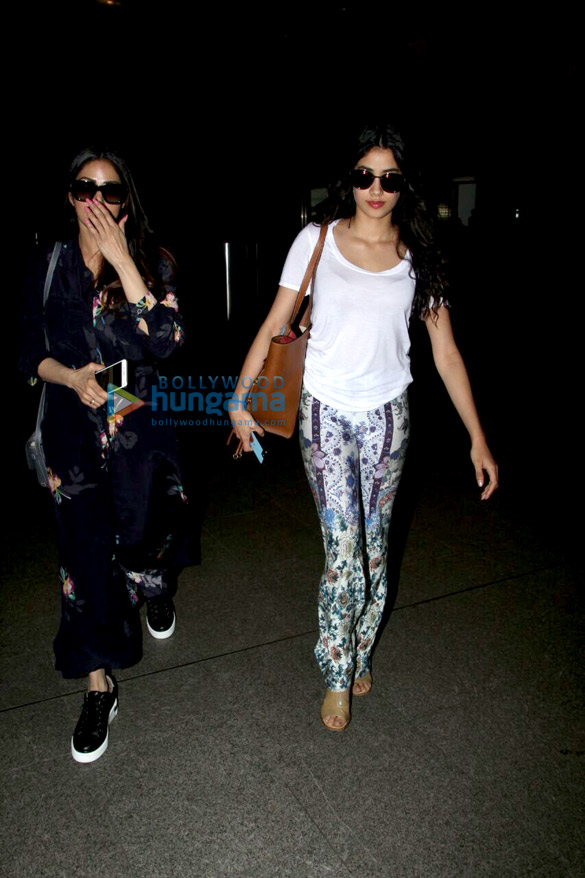 sridevi and family snapped returning from goa 1