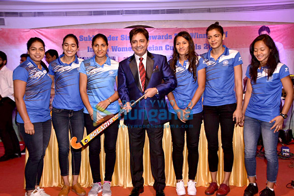 sukhwinder singh felicitates players of the indian womens hockey team 1