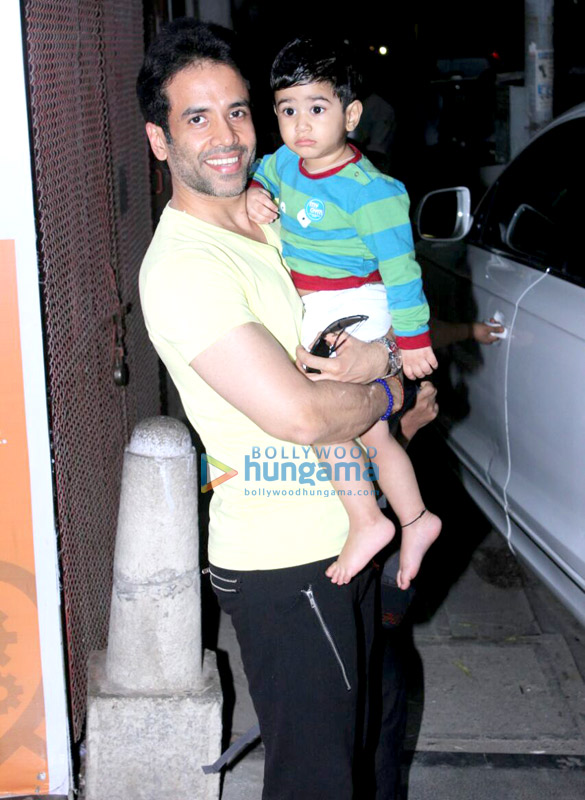 tusshar kapoor snapped with his son laksshya outside the gym 4