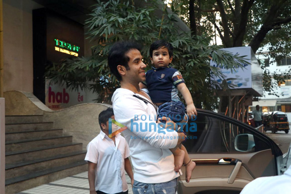 tusshar kapoor with son laksshya kapoor at bandra 3