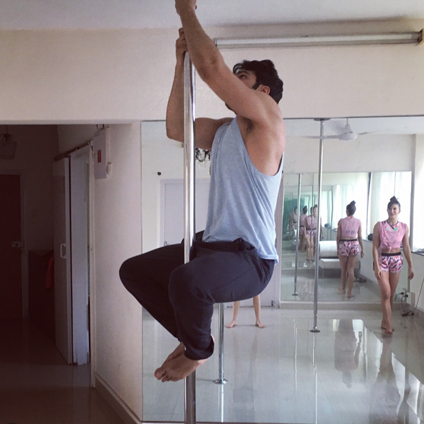 Varun Dhawan learns pole dancing from Jacqueline Fernandez (2)