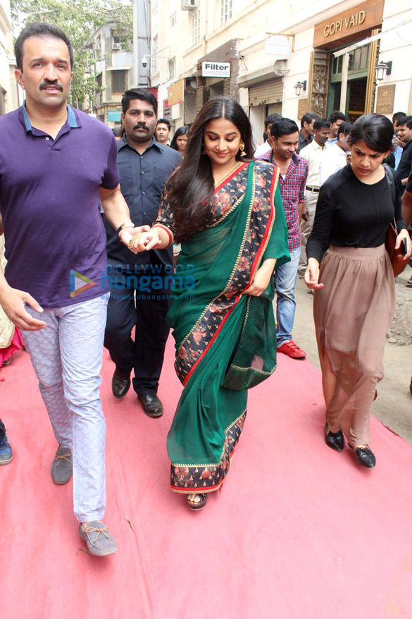 vidya balan and manav kaul promote tumhari sulu at an outlet of gopi vaid 6