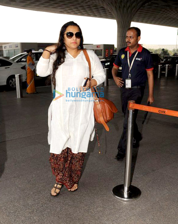 vidya balan snapped at the airport 5 3