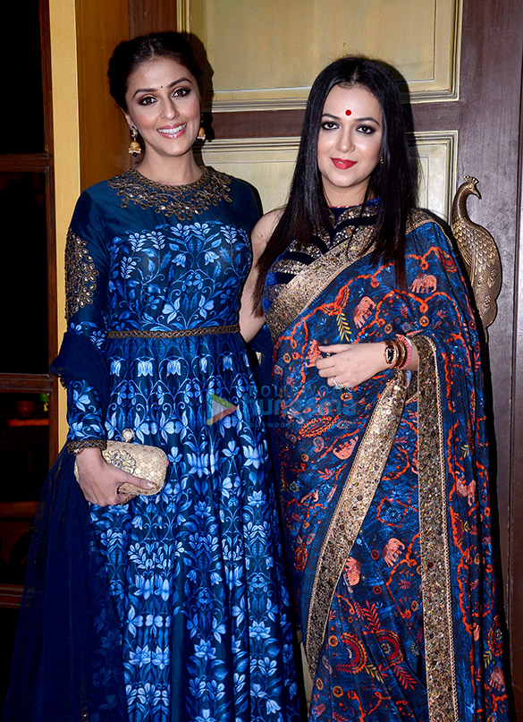 aarti chhabria and tanishaa mukerji snapped at the jhelum store 1