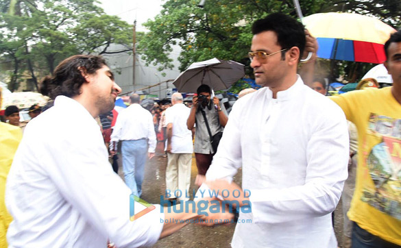 abhishek bachchan salim khan ranbir kapoor and others attend the funeral of the late shashi kapoor 1 2
