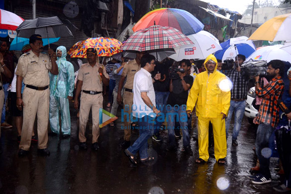 abhishek bachchan salim khan ranbir kapoor and others attend the funeral of the late shashi kapoor 11