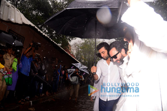 abhishek bachchan salim khan ranbir kapoor and others attend the funeral of the late shashi kapoor 2