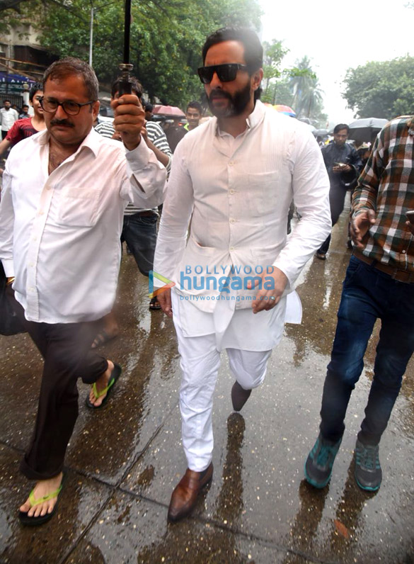 abhishek bachchan salim khan ranbir kapoor and others attend the funeral of the late shashi kapoor 7 2