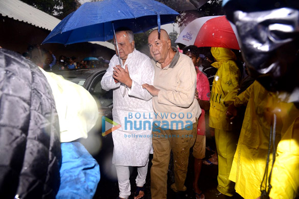 abhishek bachchan salim khan ranbir kapoor and others attend the funeral of the late shashi kapoor 7