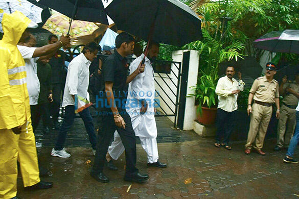 abhishek bachchan salim khan ranbir kapoor and others attend the funeral of the late shashi kapoor1 2