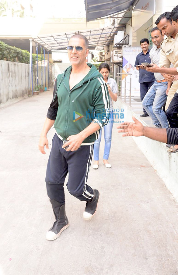 akshay kumar promotes pad man in south mumbai 4