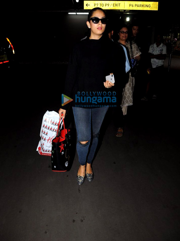 anushka sharma and deepika padukone snapped at the airport 7