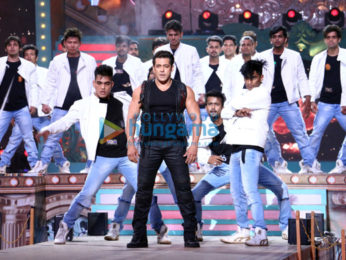 Celebs walk the red carpet of Star Screen Awards 2017