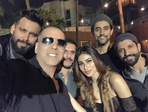 Check out Akshay Kumar, Mouni Roy, Farhan Akhtar, Ritesh Sidhwani along with the team celebrate the wrap of Gold (2)