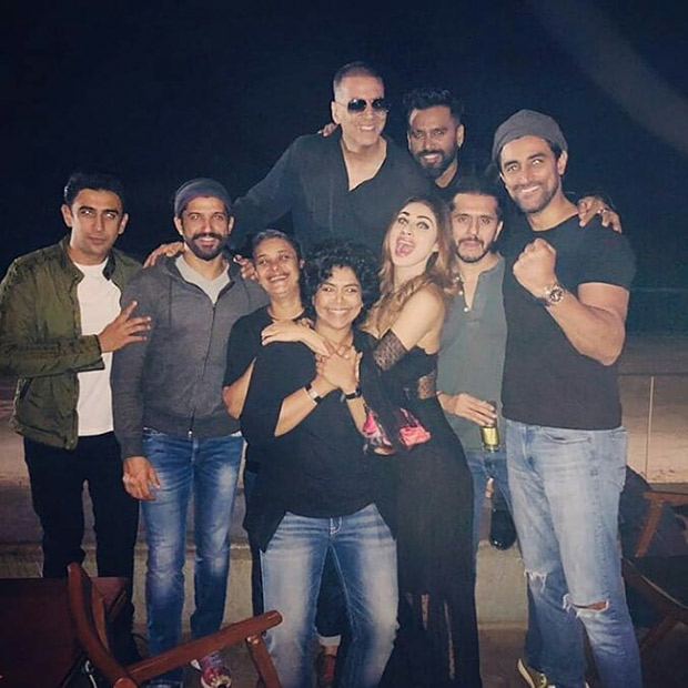 Check out Akshay Kumar, Mouni Roy, Farhan Akhtar, Ritesh Sidhwani along with the team celebrate the wrap of Gold