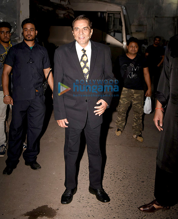 dharmendra and neil nitin mukesh snapped on the sets of the drama company 3