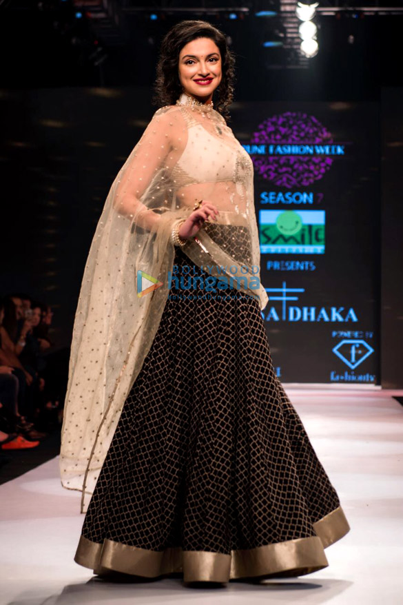 divya khosla kumar walks the ramp for rina dhaka at the pune fashion week 2017 6
