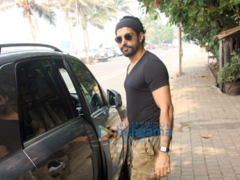 Farhan Akhtar spotted at Zoya Akhtar's residence