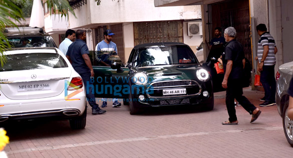 Hrithik Roshan snapped with family for lunch Hrithik Roshan snapped with family for lunch