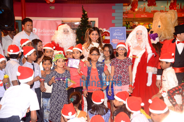 isha ambani celebrate christmas with underprivileged children at hamleys 1