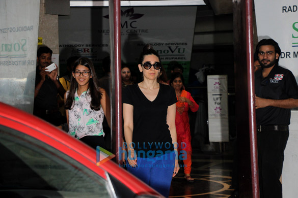 karisma kapoor snapped with her daughter 1