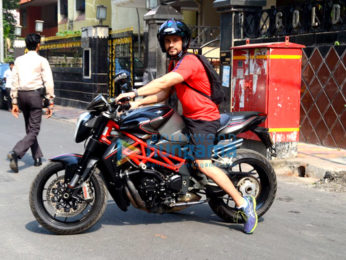 Kunal Khemu spotted on bike at Bandra