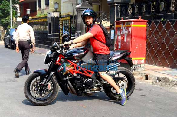 kunal khemu spotted on bike at bandra 1