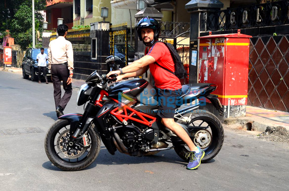 kunal khemu spotted on bike at bandra 2