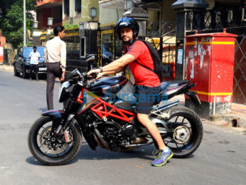 Kunal Khemu spotted on bike at Bandra