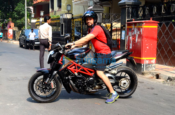 kunal khemu spotted on bike at bandra 3